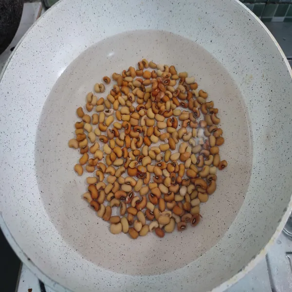 Rebus kacang tolo yang sudah direndam semalaman hingga empuk, kemudian tiriskan.