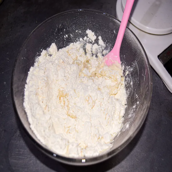 Campur tepung terigu, gula, ragi dan susu cair. Aduk sampai tercampur rata.