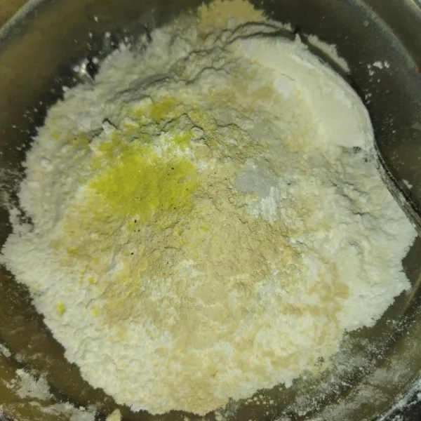 Siapkan adonan tepung kering aduk rata.