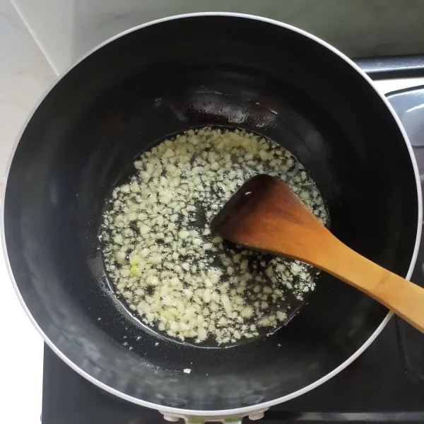 Siapkan frying pan lalu tumis bawang putih hingga harum.