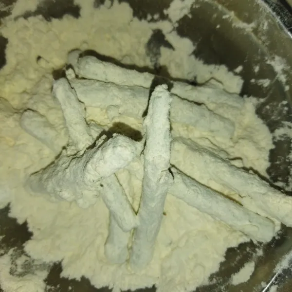 Lalu masukkan kembali kedalam tepung kering, lapisi lagi dengan tepung kering.
