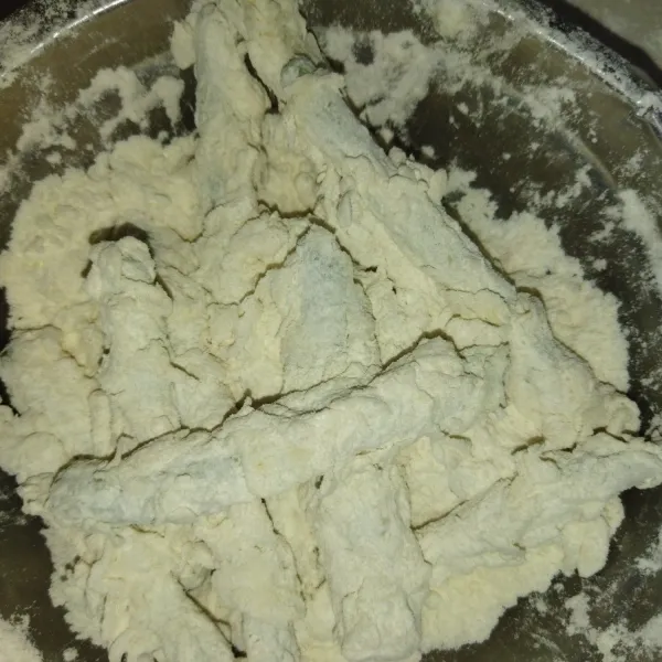 Lalu masukkan kembali ke dalam adonan kering, jadi susah 3 kali dicelup ke tepung kering dan 2 kali ke tepung basah.
