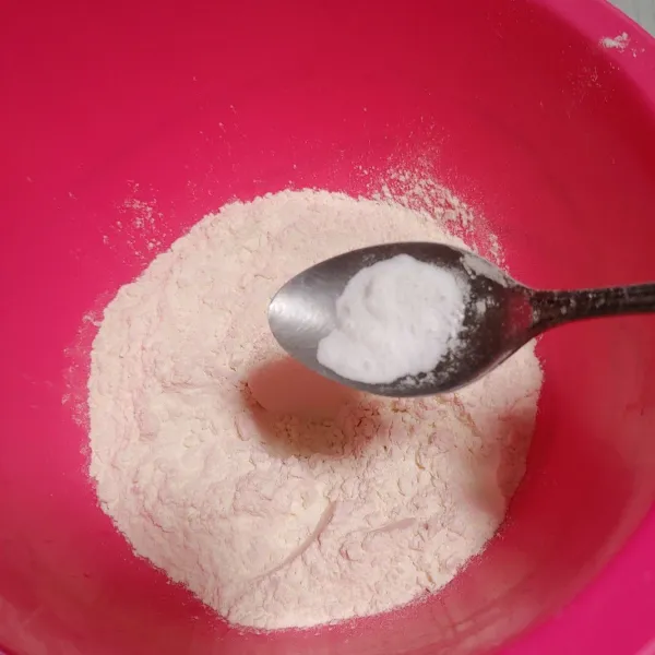 Masukkan tepung terigu, baking powder dan garam.