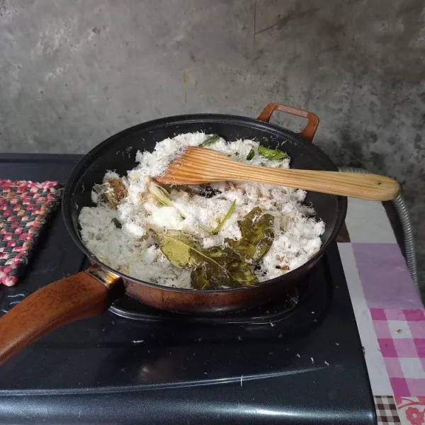 Bumbui dengan gula, garam dan kaldu bubuk.