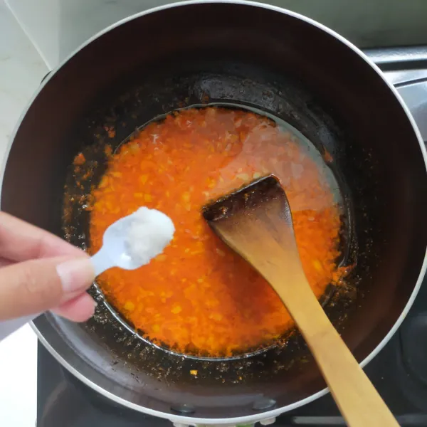 Setelah mendidih, tambahkan garam dan gula pasir, lalu aduk kembali hingga mendidih.