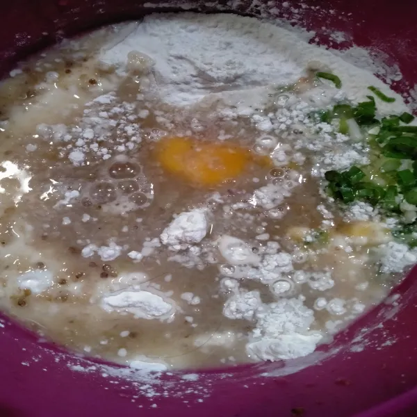 Campur tepung terigu, tepung beras, daun bawang dan telur. 
Tambahkan larutan bumbu halus. 
Aduk rata.