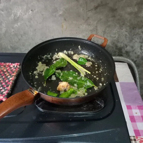 Masukkan daun salam, daun jeruk, serai dan lengkuas.
Tumis sampai tanak.
