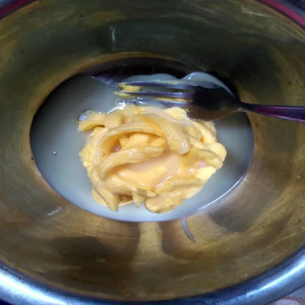 Campur margarine dan skm. Aduk menggunakan wisk atau garpu sampai tercampur rata.