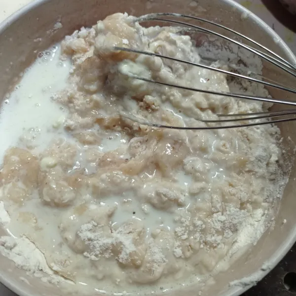 Campur dengan tepung, susu cair dan adonan pisang tadi, aduk hingga benar benar tercampur rata.