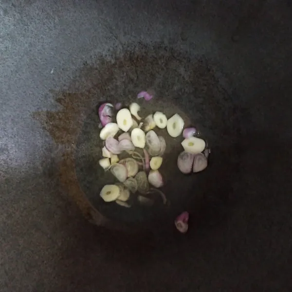 Tumis bawang putih dan bawang merah hingga harum.