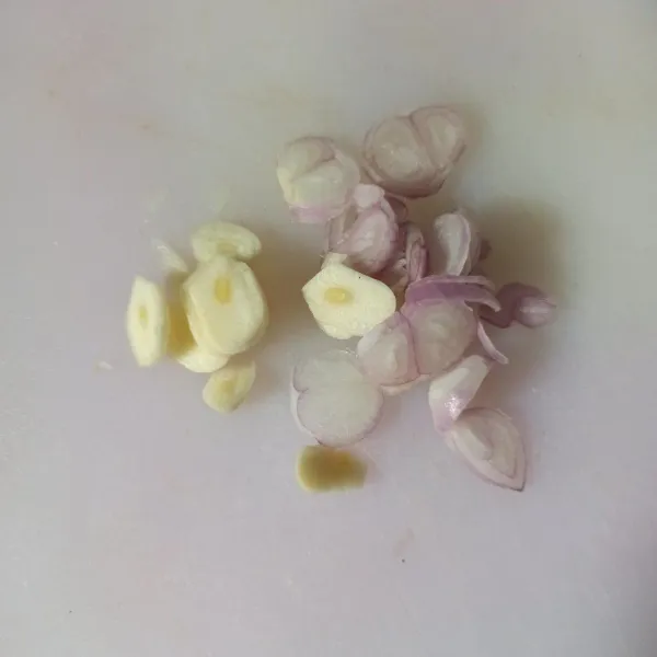 Iris bawang putih dan bawang merah.