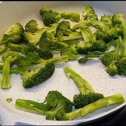 Tumis brokoli dalam minyak panas sampai layu menggunakan api kecil.
