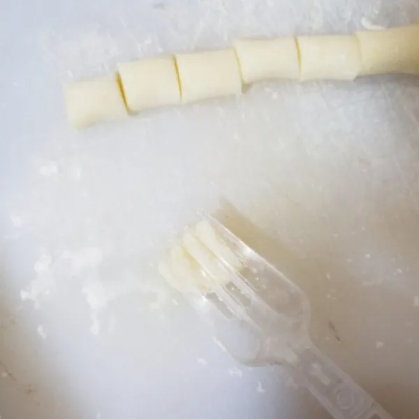 Tekan dengan garpu supaya bisa bermotif, skip step ini boleh kok, sesuaikan selera saja.
Jika lengket, bisa taburi dengan tepung maizena lagi.