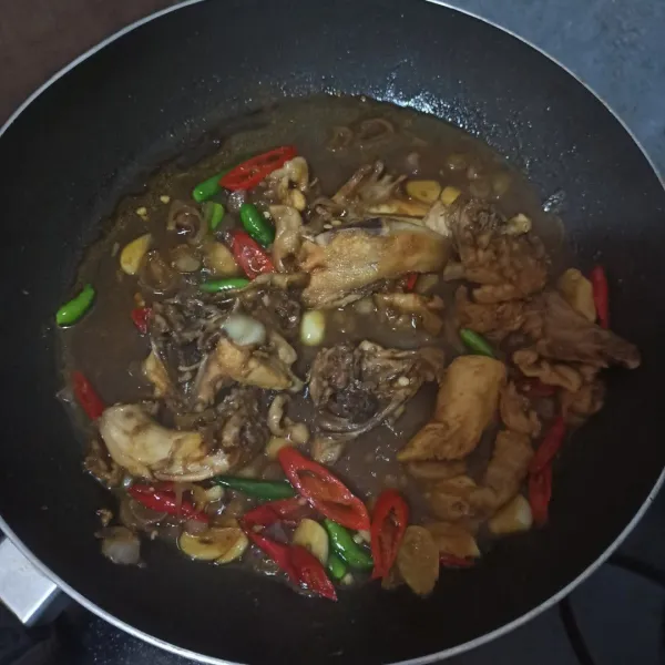 Masukkan bumbu cemplung, aduk rata.
Tes rasanya, tunggu hingga air menyusut.