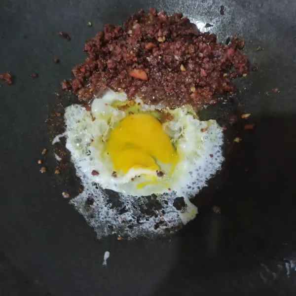 Masukkan telur, lalu orak-arik.