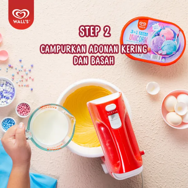 Di wadah terpisah masukkan tepung, baking powder, baking soda, garam, dan susu, campur hingga merata. Kemudian masukkan adonan mixer aduk sampai tercampur rata. Terakhir tabur sprinkle dalam adonan.