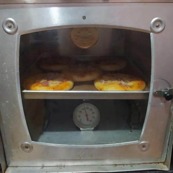 Panggang selama 14 menit dengan suhu 180°C atau tergantung oven masing-masing.
Setelah matang, angkat dan sajikan.