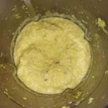Haluskan bawang putih, bawang merah, jahe, lengkuas dan kunyit, saya blender dengan sedikit air.