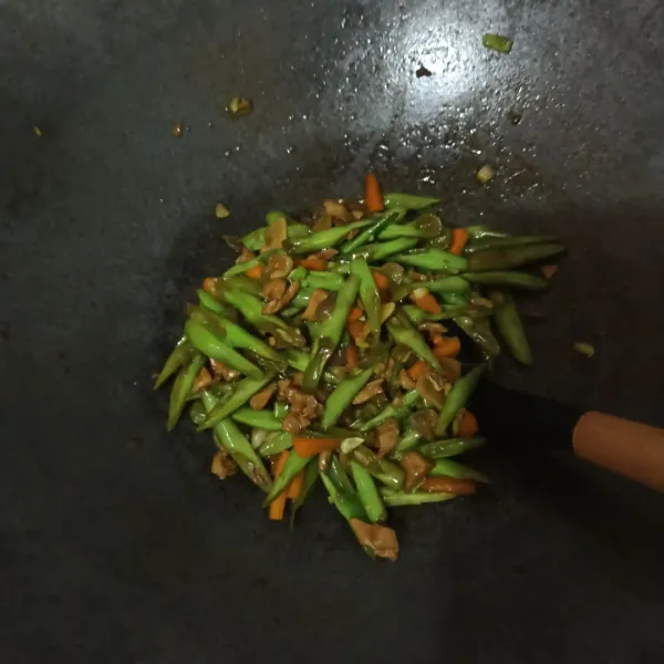 Masukkan wortel, tunggu hingga setengah layu lalu masukkan buncis.
Beri air, kecap manis, saus tiram, garam, lada bubuk, gula pasir. 
Tes rasanya, tunggu hingga air sedikit menyusut.