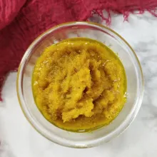 Jika bumbu sudah dingin masukkan ke dalam wadah tertutup, lalu simpan di kulkas.
Bumbu dasar kuning saya disimpan di bagian tengah kulkas selama 2 minggu masih bagus.