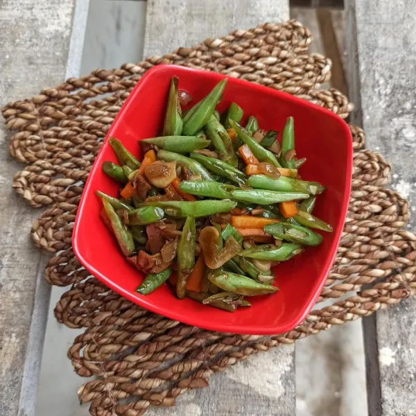 Angkat dan sajikan di atas piring saji.