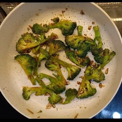 Terakhir masukkan campuran saus dan aduk hingga merata sampai ke seluruh permukaan brokoli. Koreksi rasa. Masak sampai brokoli matang.