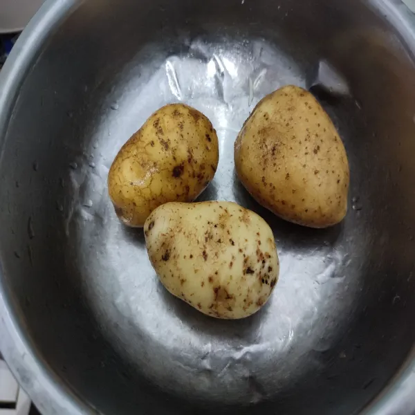 Cuci bersih kentang hingga tanah yang menempel di kulitnya benar-benar bersih. 
Bersihkan dengan spoon pencuci piring.