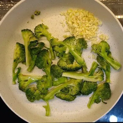 Jika brokoli sudah layu, masukkan bawang yang sudah diiris kecil.