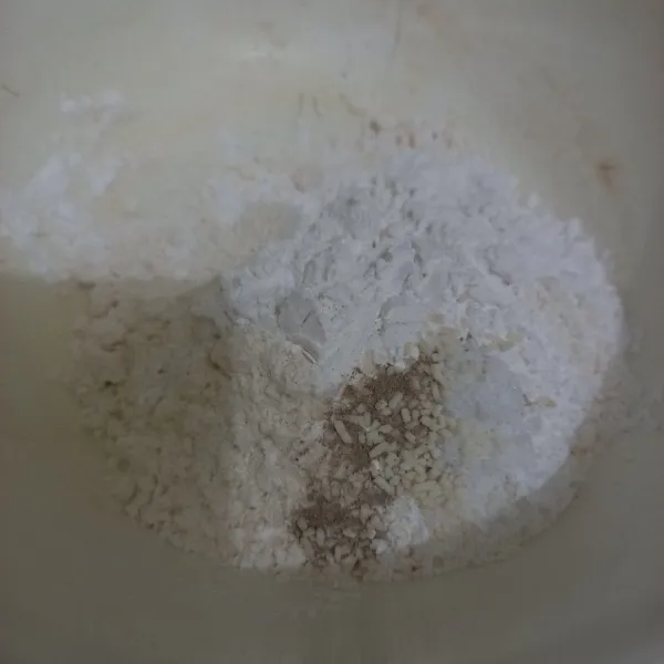 Dalam wadah, campur tepung terigu, tepung beras, garam, kaldu jamur dan merica bubuk, aduk rata.