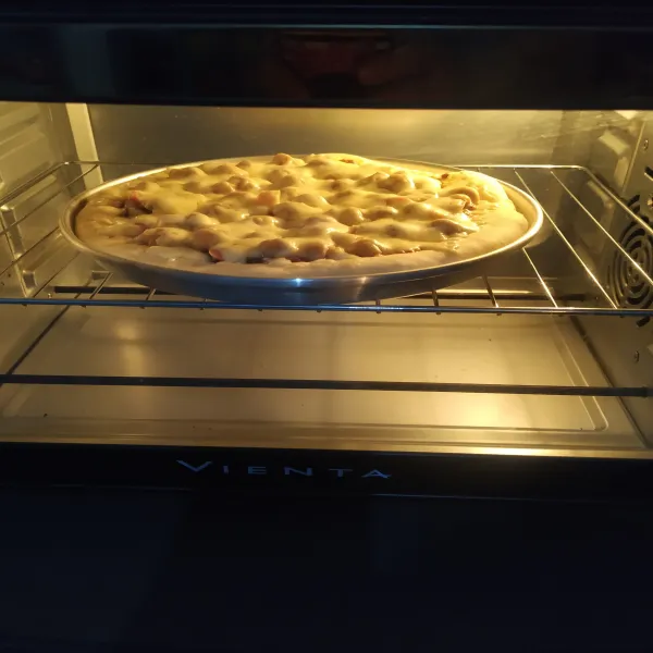Panggang pizza pada suhu 200°C selama 15 hingga 20 menit, sesuaikan dengan oven masing-masing.