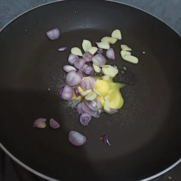 Tumis bawang merah, bawang putih hingga harum dengan margarin dan minyak goreng.