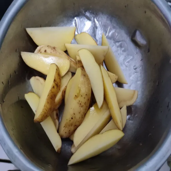 Kemudian potong kentang tanpa mengupas kulitnya.