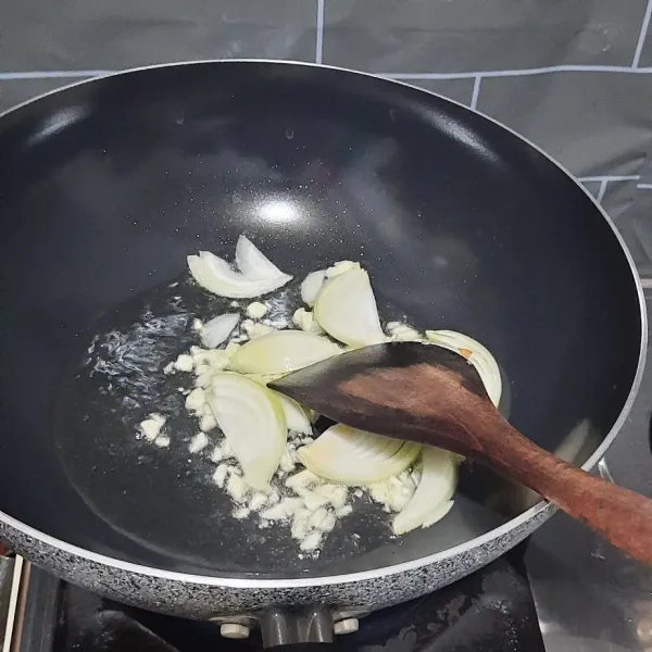 Panaskan minyak lalu tumis bawang putih dan bawang bombai hingga wangi.