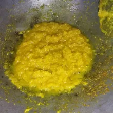 Kemudian masukkan lada bubuk, minyak goreng secukupnya, masak hingga bumbu harum dan wangi, angkat.