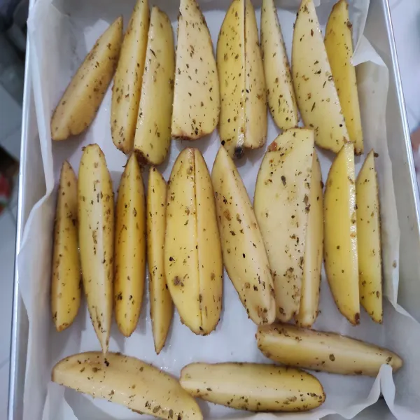 Tata di atas loyang yang sudah dialasi baking paper.
Kemudian panggang di oven dengan suhu 200°C hingga matang, kira-kira selama 35 - 45menit, sesuaikan dengan oven masing-masing.
Setelah matang, keluarkan dari oven dan sajikan di atas piring saji.