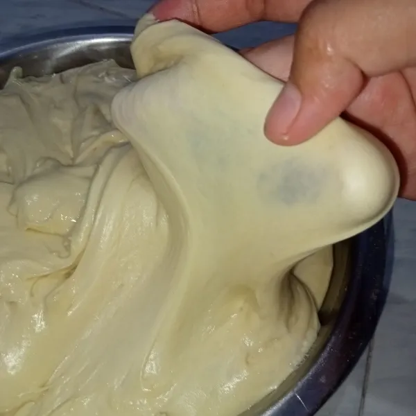 Masukkan butter dan garam, uleni dengan mixer hingga kalis elastis.