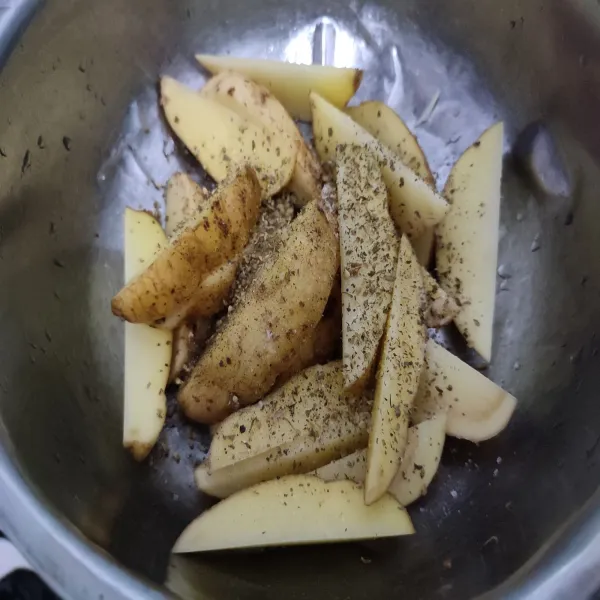 Campurkan kentang dengan garam dan mix italian herb, aduk rata.
