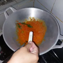 Masukkan garam dan kaldu jamur. Aduk rata.