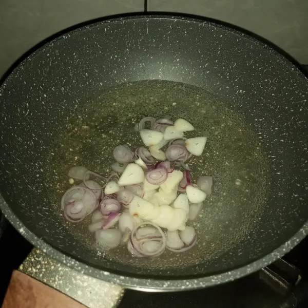 Rebus air sampai mendidih, masukkan bawang meraj dan bawang putih, masak sampai layu.