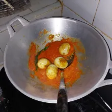 Masukkan telur. Aduk hingga bumbu balado mengental.