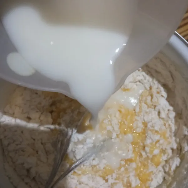 Masukkan tepung terigu, tepung maizena dan susu cair secara bergantian. 
Aduk hingga adonan mulus.