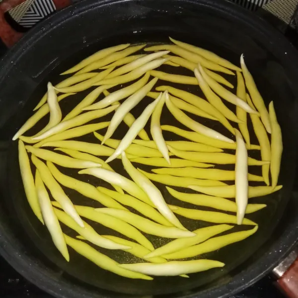 Masukkan ke dalam wajan berisi minyak goreng, lakukan hal serupa hingga adonan habis.