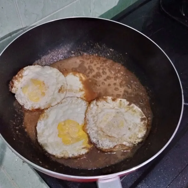 Setelah mendidih masukkan telur ceplok, aduk sebentar saja.