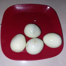 Masukkan ke air es lalu kupas kulitnya. Tiriskan airnya. Kalau perlu gunakan tisue dapur.