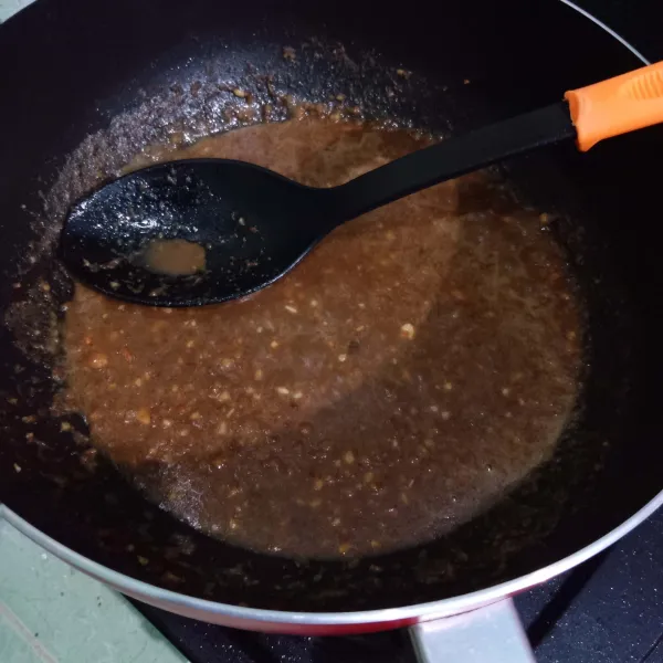 Masukkan bumbu kacang dalam teflon, tambahkan air dan kecap manis, aduk rata.