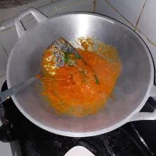 Masukkan daun salam dan jeruk.