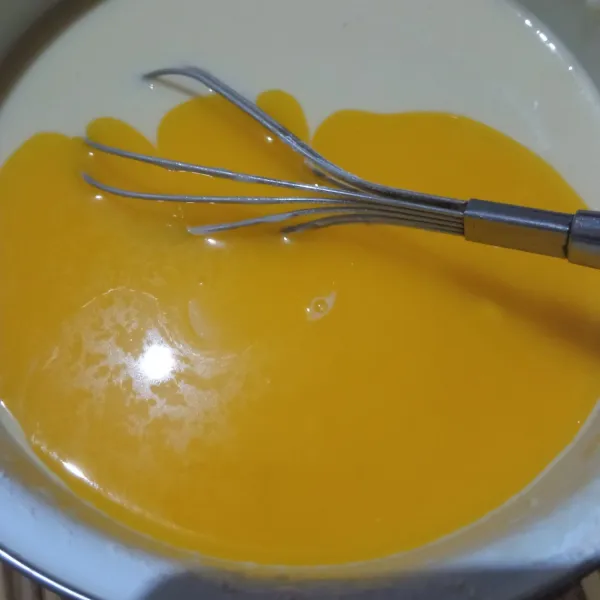 Tuang margarin cair, kemudian ratakan.