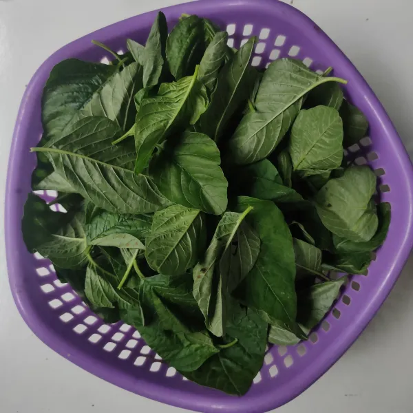 Petiki daun bayam, cuci bersih, tiriskan.