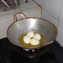 Selain itu, pastikan minyak sudah panas ketika kita memasukkan telur. Goreng hingga berkulit. Tiriskan.