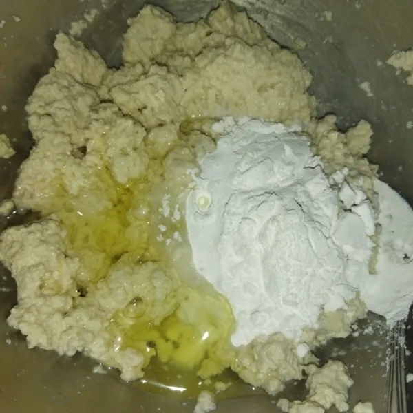 Tambahkan tepung sagu dan putih telur, lalu aduk hingga tercampur rata.
